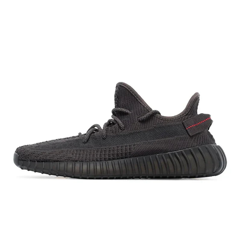 Schwarze Sneaker aus statisch gestricktem Material